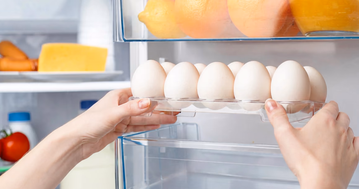 Продукты лежат в холодильнике