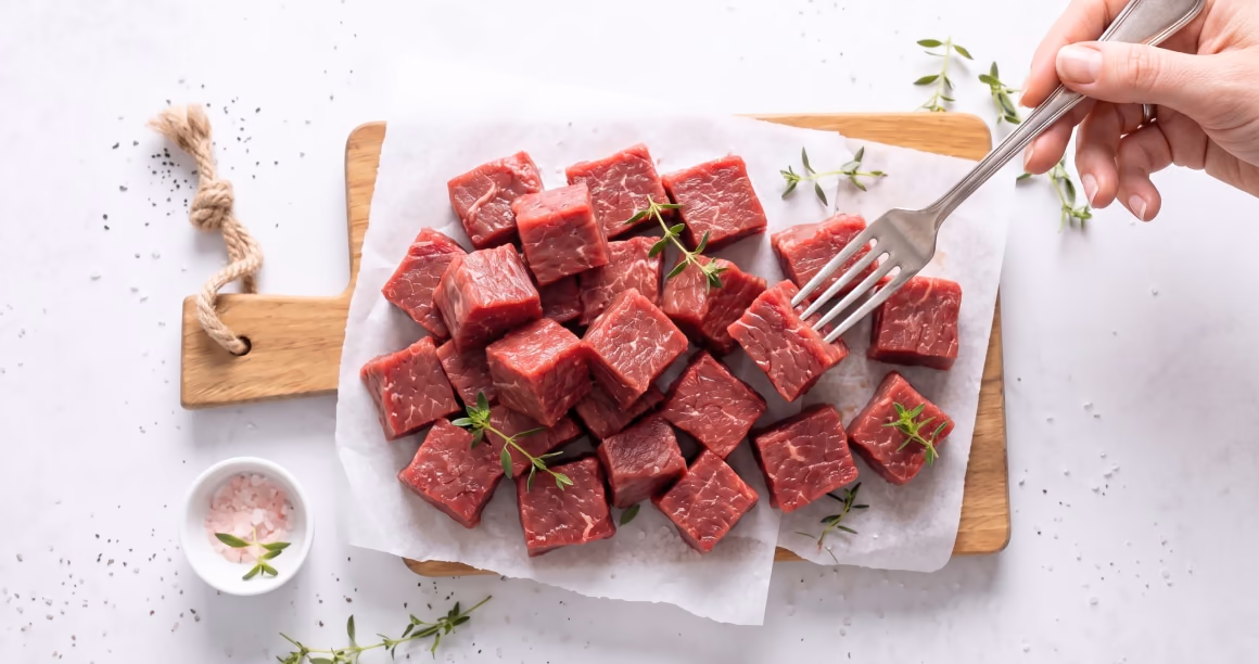 Кусочек сырого мяса