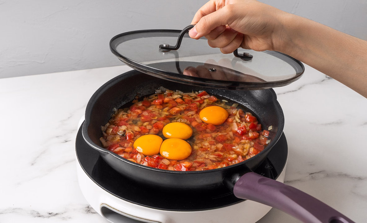 Сковороду накрывают крышкой. 