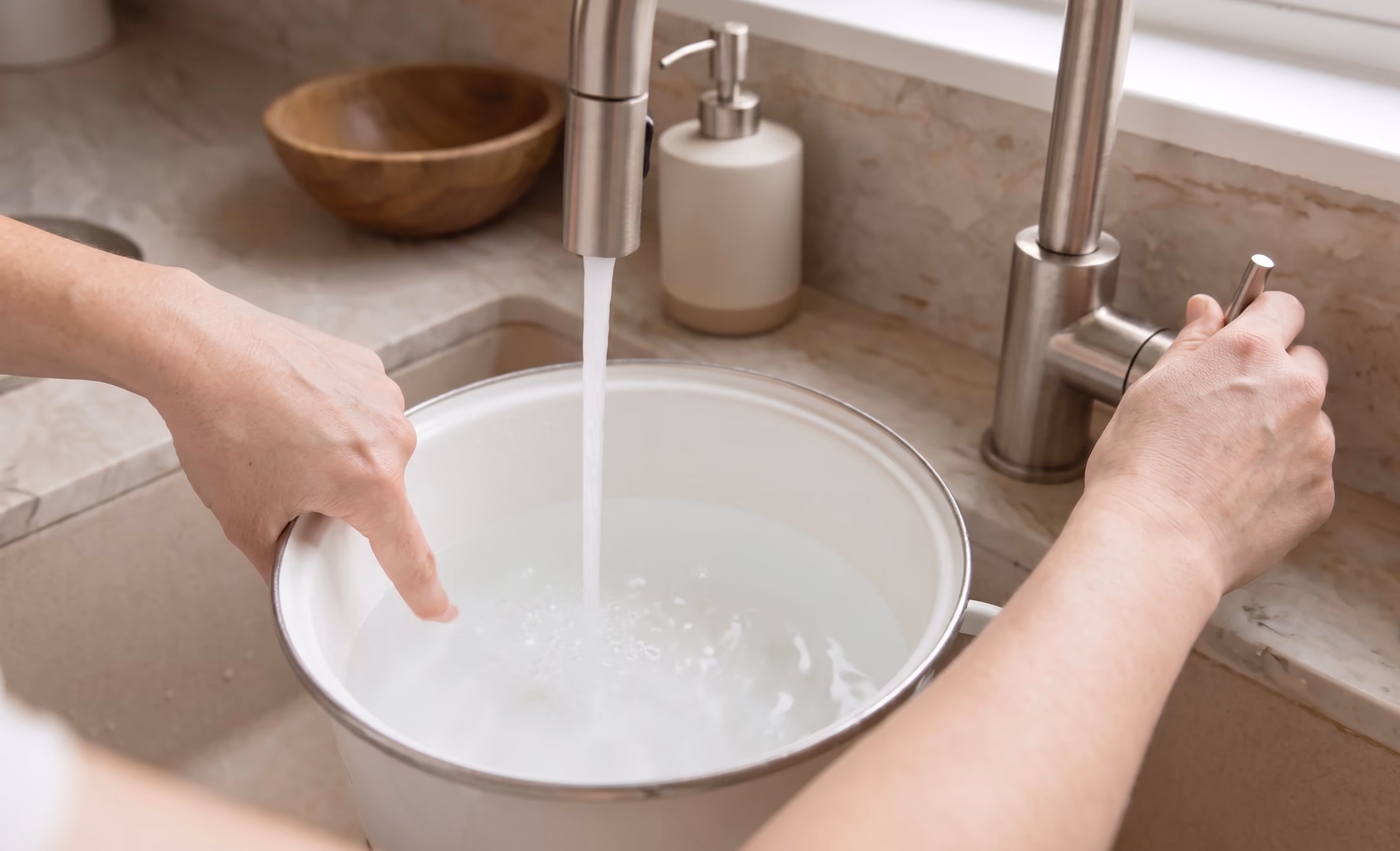 Кастрюля с водой, уровень воды ниже края на длину пальца