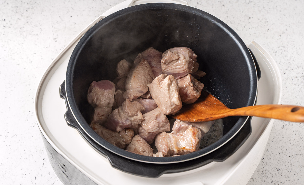 Мясо перемешивают в чаше лопаткой. Мясо поменяло цвет, стало матовым.