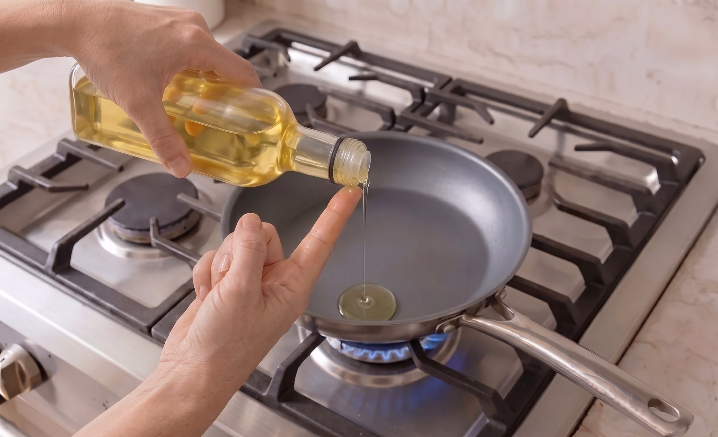 Масло наливается из бутылки в сковороду, палец под горлышком