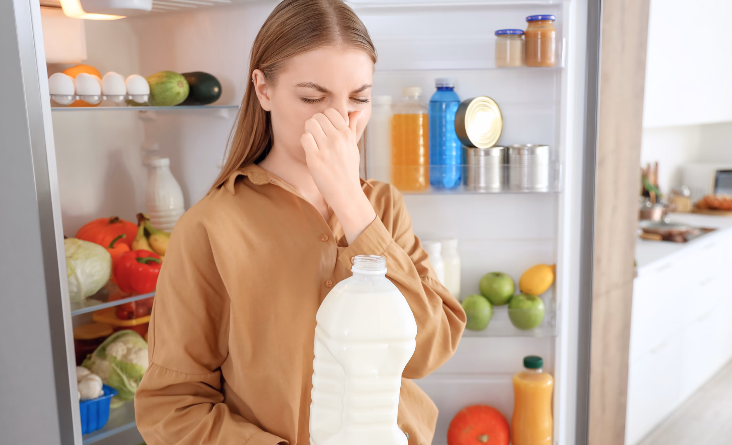 Человек нюхает продукт и морщится